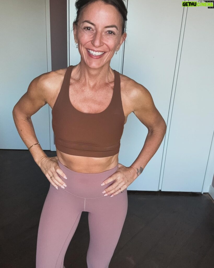 Davina McCall Instagram - Morning … I usually run once or twice a week … but I twanged my Achilles so I’m resting it . I can exercise but I can’t run . So I went to the gym and rowed today in honour of @blakely.linda who leaves for her row across the Atlantic on Saturday morning . I did 4 mins fast 1 slow, 3 fast, 1 slow… u see where I’m going .. by this point I was KNACKERED. She is doing weeks !!!! On her own !!! And is even celebrating her 50 th out in the Atlantic … this really made me realise how tough it’s going to be if I was struggling after 10 minutes 😂😂😂😂 please get behind her if u can x it will help her feel less alone x ❤️🤩