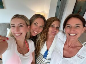 Davina McCall Instagram - I’m a bit quiet on here atm coz I’m in Australia seeing Tilly !!! Yayyyyy! ( my youngest daughter)
And my family ❤️🥰…. Had terrible jet lag this am but a run sorted me out … running by the sea is EPIC!!! Back soon x what’s happening?