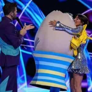 Davina McCall Instagram - Spoiler alert …. Best suprise EVER !!! @nickyaacampbell you are VERY GOOD AT KEEPING SECRETS!!!!! 😂😂😂😂 felt so emotional watching again x love this show … it just makes me so happy 😃 @maskedsingeruk ps it was quite funny trying to hug an egg 😂😂😂😂😂 I couldn’t get in properly 💝💝💝