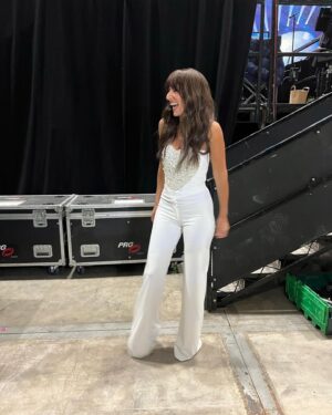 Davina McCall Instagram - Hey you !!!! Tonight on the masked singer thanks to the glam gang … @mdlondon ❤️ ( check out his reel … v funny) @cherylphelpsgardiner and @abigailrosewhite for my outfit . Top and trs @cliopeppiatt , shoes @stevemaddenuk and ring and earrings borrowed from @boodles … see u next weekend 💯🩷❤️