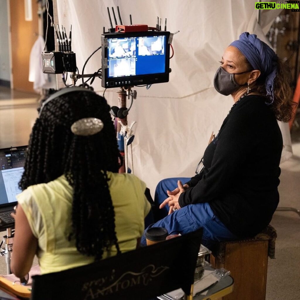 Debbie Allen Instagram - Don’t miss @GreysABC TONIGHT! 🩺 We’re one episode away from the season finale and things are heating up! Comment below with your finale predictions…👀
