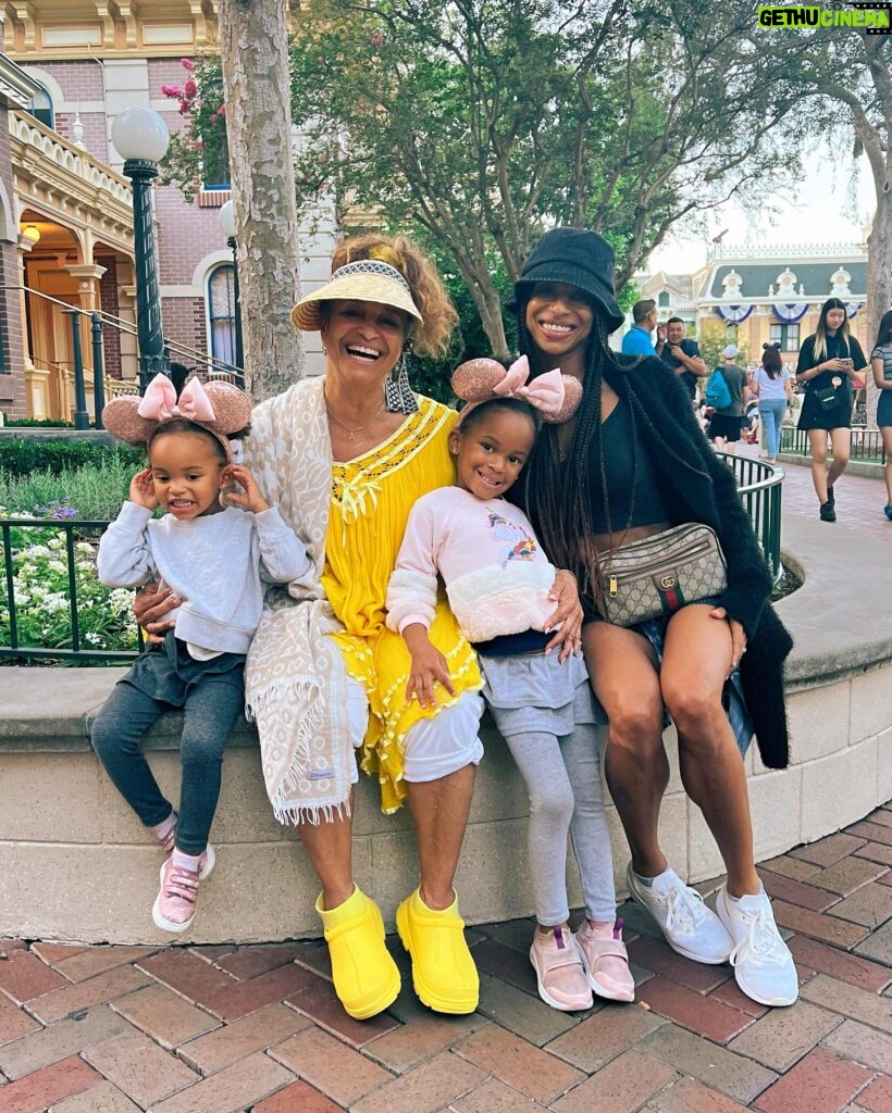 Debbie Allen Instagram - First trip to Disneyland with my girls! 🥰👏🏼 We had so much fun!