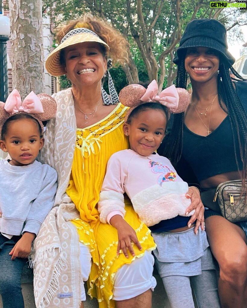 Debbie Allen Instagram - First trip to Disneyland with my girls! 🥰👏🏼 We had so much fun!