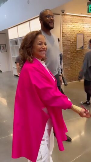 Debbie Allen Instagram - So excited to have @TylerPerry at @OfficialDADance to see the studio named in his honor and have a great 1-on-1 chat. ✨💕HELLO!!!