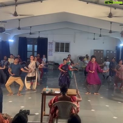 Deepika Singh Instagram - Celebrated dance day with the legendary @sujatamohapatra_official workshop organised by @sanatansc sir. Thank you @sanatansc sir for organising this two days enriching workshop . Thank you @thearshiyasharma for coming along and enjoying our workshop , also a big Thank you to you @thearshiyasharma for shooting these videos ❤️🙏🏻. . . #Guru #sujatamohapatra #internationaldanceday #padmavibhushan #gurukelucharanmohapatra #odissi #classicaldancer #deepikasingh