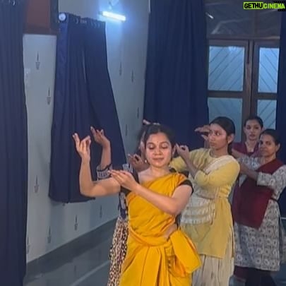 Deepika Singh Instagram - Celebrated dance day with the legendary @sujatamohapatra_official workshop organised by @sanatansc sir. Thank you @sanatansc sir for organising this two days enriching workshop . Thank you @thearshiyasharma for coming along and enjoying our workshop , also a big Thank you to you @thearshiyasharma for shooting these videos ❤️🙏🏻. . . #Guru #sujatamohapatra #internationaldanceday #padmavibhushan #gurukelucharanmohapatra #odissi #classicaldancer #deepikasingh