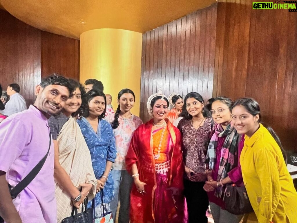 Deepika Singh Instagram - Yesterday with the legendary @sujatamohapatra_official mam & her troup . Totally enjoyed her divine performance at @ncpamumbai in Mudra Dance festival. . . #odissi #sujatamohapatra #sanatanchakarvarty #dancefestival #classicaldance #classicaldancer #deepikasingh