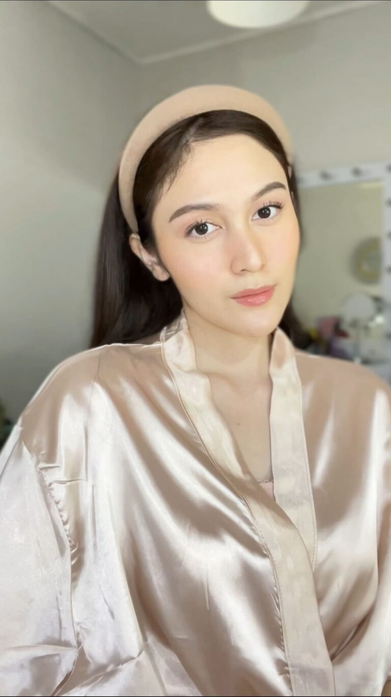 Denira Wiraguna Instagram - Natural makeupLook✨ - Giveaway Alert! Siapaa yang mau product scarlett gratis?✨ Hadiah : Product-product scarlett Untuk 3 orang pemenang 1. Follow akun @denirawiraguna 2. Like & Comment sebanyak2 nya di post ini favorite product kalian dari Scarlett dan alasan nya. Menggunakan hastag #RevealYourBeauty 3. Please do not private your account 4.Setelah itu aku akan pilih comment terbanyak dari kalian, dan yang terpilih bisa dm ke aku yaa alamat kalian. Note: Pastikan akun nya aktif yaa Goodluck! #RevealYourBeauty #HappySkinHappyMe