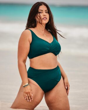 Denise Bidot Instagram - Strike a pose 📸💛. 

Shooting with the ever talented @wattsupphoto in the Bahamas with @swimsuitsforall was nothing shy of a dream. I’m so grateful to have worked with such an incredible team and love seeing the campaign come to life. Everyone killed it and I’m so proud of this project. #swimsuitsforall #s4a #swimstarallstar