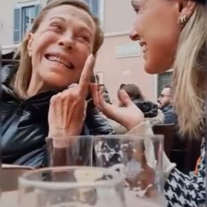 Denise Dumas Instagram - No se pierdan a mamá en este reel!❤️😂 Para seguir disfrutando todo lo lindo que comparto con mi mamá, es importante que nos cuidemos!!! Por eso junto a @GSK  te invito a que #HablemosDeZoster . Si estás llegando a los 50 o si tenés algún familiar en esa edad, consultá con tu médico de confianza para la prevención y el tratamiento de esta enfermedad.