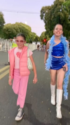 Denise Dumas Instagram - Una noche increíble viendo al inmenso de Harry Styles!!!!🙌🙌 Vieron los looks que se mandaron las chicas?? 😍Jajaj! Genial!! Qué lindo que mis hijas admiren y amen a alguien así!!!!!! Pasamos una noche unica!!!!!!!!!!! 👏👏👏❤️❤️🙌❤️ @isacurto_ @fran__hola @emitali Gracias @bbvaseguros_ar