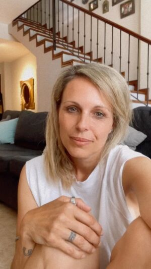 Denise Dumas Instagram - Cala busca una familia! Hace cinco meses me ofrecí  por primera vez como hogar de tránsito de Cala. La vi casi muerta en @patitasenaccionok y pedían ayuda urgente. Me aceptaron y llegó ella!❤️ Tenía destrozada su mano y varios problemas más. De a poco se repuso hasta que la pudieron operar. Fueron dos operaciones, varias curaciones, pero nunca ni una sola queja… lo único que hizo fue agradecer y mover la coma con las pocas fuerzas que tenía
Hoy Cala esta genial!!! Un poco renga pero es una felicidad compartir con ella. Da las mejores bienvenidas, te sigue hasta el baño, si miras tele ella te mira a vos, juega a la pelota, jaja, y cuando algo la pone nerviosa empieza a dar vueltas para morderse la cola. La vamos a extrañar mucho pero se merece ya tener su familia definitiva. Necesita mucho amor y muchos mimos. Pasó cosas horribles hasta que la rescataron. Gracias @patitasenaccionok y ojalá aparezca una familia!!!🙏❤️