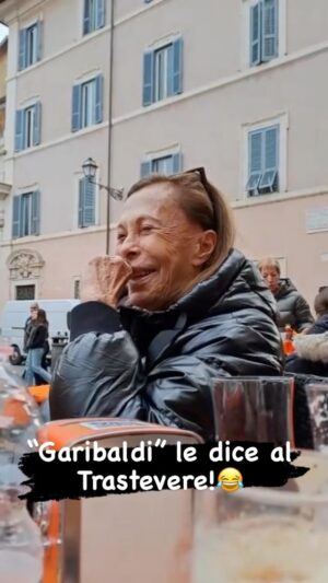 Denise Dumas Instagram - No se la pierdan!!!🤪🍹Mamma de nuevo haciendo de guía turística. Quiere explicar que estamos en el barrio Trastevere y qué hay una estatua de Garibaldi que dice abajo “Roma o muerte “ No sé si lo exlicó bien… jajajaj! Dijo cualquier cosa pero había tomado aperol!!!!!! 🍹🍹🍹Jajaja! @reneedelger
