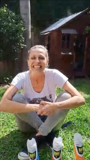 Denise Dumas Instagram - Llegó el verano y qué lindo es poder disfrutar en familia ❤️ Y para no tener que preocuparnos por los insectos, uso Raid Essencials 💪🏼 formulados con extractos vegetales.
Lo mejor para dejar afuera de la casa y del jardín a las moscas, mosquitos, hormigas y cucarachas! @raidargentina