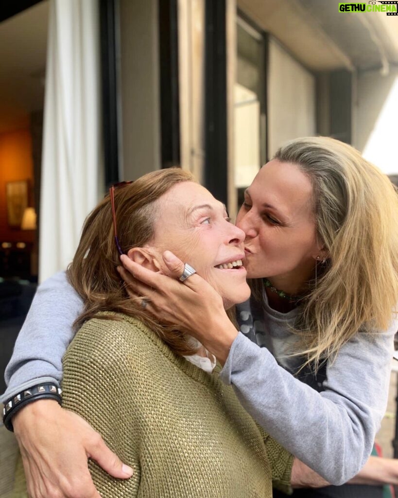 Denise Dumas Instagram - Feliz día a la mejor mama!!!! Te adoro con toda mi alma , Mamma!! @reneedelger Gracias por todo…❤️❤️Feliz día a todas las madres, una de la tareas más mágicas y difíciles que podemos tener. Lo amas lindo del mundo para mi!!!! A festejar!!!!!!❤️🎈🎉🍷