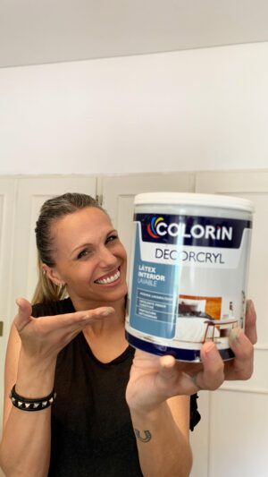 Denise Dumas Instagram - Con Martín nos dimos cuenta que era momento de repintar el cuarto de Emma y quisimos sorprenderla!!! 💃🎉Elegimos la pintura Decorcryl de @pinturascolorin que es lavable, antihongos y de alto poder cubritivo.  El color es N185-6 un gris divino!!!!! Miren cómo quedó de lindo! Y qué bien que pintamos con @campiobra  Jajaj!