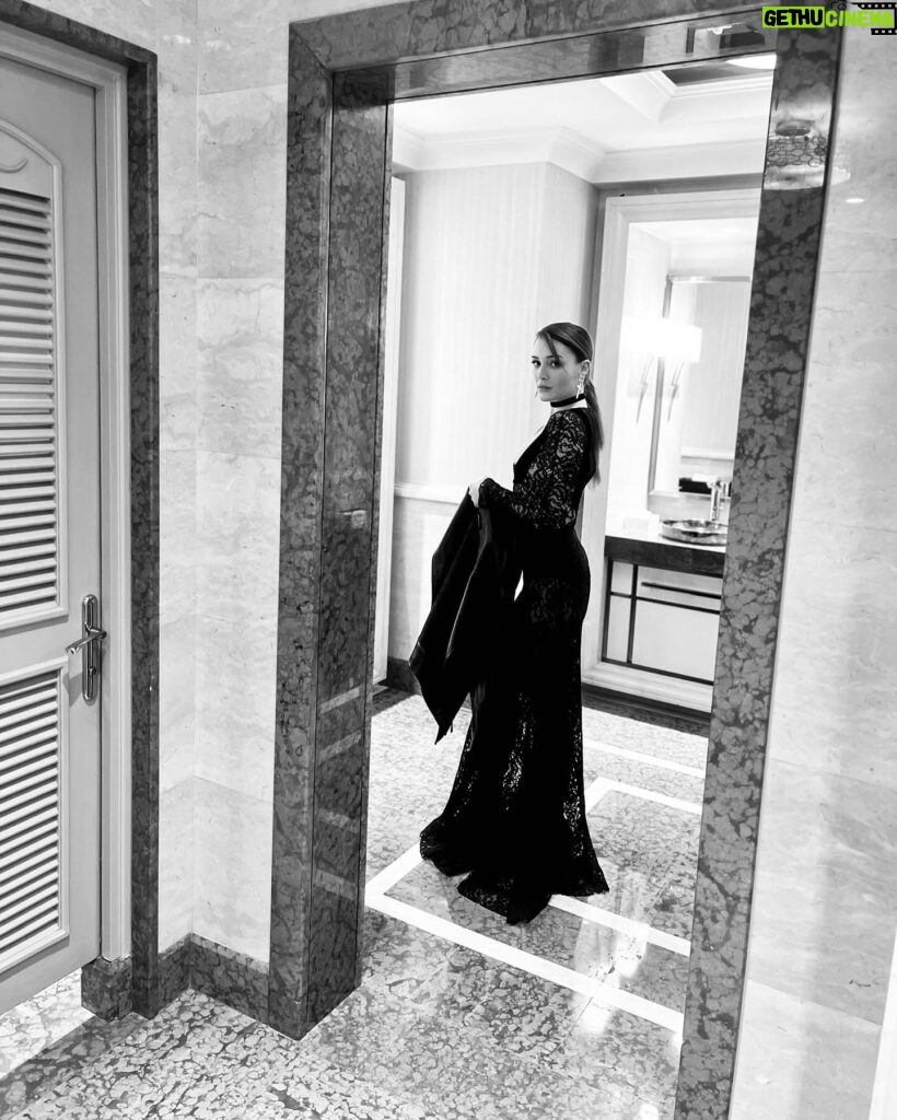 Deniz Işın Instagram - Morticia Addams. @cerenaliststyling ♥️