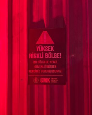 Derya Şensoy Instagram - Sıcak Kafa için heyecanımı tarif edecek kelimelerim yok! Aşırı gururlu ve heyecanlı bir kardeşim 🌹❤️ @mertbaykal 🎬🎥📃 @ferhansensoy 📃💌

#hotskull #sıcakkafa 

@netflixturkiye