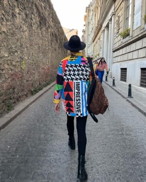 Derya Şensoy Instagram - Bir ceket ne kadar ‘impressive’ olabilirse o kadar @nocturne 🧡 #sustainablegifting #nocturnexporsche