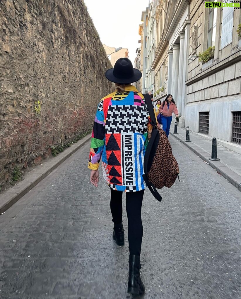 Derya Şensoy Instagram - Bir ceket ne kadar ‘impressive’ olabilirse o kadar @nocturne 🧡 #sustainablegifting #nocturnexporsche