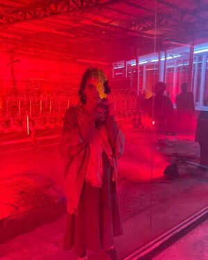 Derya Şensoy Instagram - Sıcak Kafa için heyecanımı tarif edecek kelimelerim yok! Aşırı gururlu ve heyecanlı bir kardeşim 🌹❤️ @mertbaykal 🎬🎥📃 @ferhansensoy 📃💌

#hotskull #sıcakkafa 

@netflixturkiye