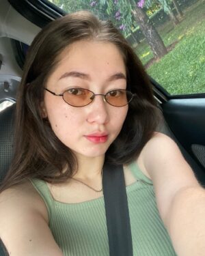 Devina Aureel Instagram - tidak pernah foto dengan angle kiri karena merasa tidak ayu namun itu hanya khayalanku. betul?