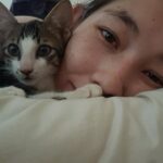 Devina Aureel Instagram - Menemukan harta karun🥲🫶🏼 Macican kecil tidurnya masih nyempil! Sekarang gengsiii la yauuuu. Harus dipaksa dan dikekang, baru bisa dipeluk paling erat sampe gigit-gigitan tapi aku tetep menang wkwkwkwwkwk ga bisa kemana-mana kamu akan kubahagiakan selamanya hayoloooooooooooo 🤪🤪🤪🤪🤪🤪