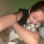 Devina Aureel Instagram - Menemukan harta karun🥲🫶🏼 Macican kecil tidurnya masih nyempil! Sekarang gengsiii la yauuuu. Harus dipaksa dan dikekang, baru bisa dipeluk paling erat sampe gigit-gigitan tapi aku tetep menang wkwkwkwwkwk ga bisa kemana-mana kamu akan kubahagiakan selamanya hayoloooooooooooo 🤪🤪🤪🤪🤪🤪
