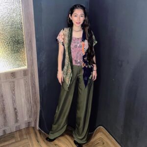 Devina Aureel Instagram - semoga 2024 tinggiku 2 meter #manifesting 🙏🏻✨