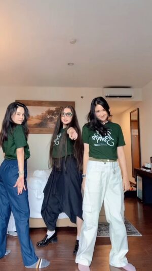 Devina Aureel Instagram - para wanita @filmhatisuhita 🫡