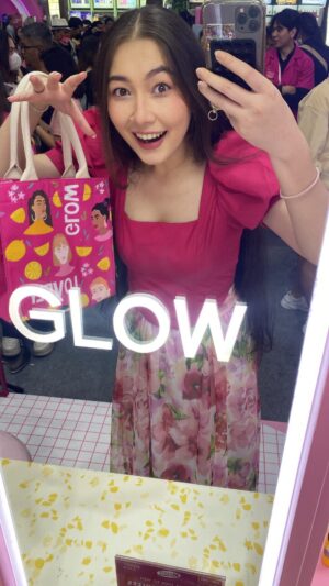 Devina Aureel Instagram - nggak nyesel kemarin macet-macetan ke Jakarta X Beauty, karena rame dan seru buanget! apalagi disini nih, di boothnya Glow And Lovely juga seru banyak promo dan hadiah menarik juga. Makanya pantengin terus instagram @glowandlovely_id biar nggak ketinggalan acara seru lainnya! #GlowingGakKalengKaleng #GlowingFaceGlowingBody