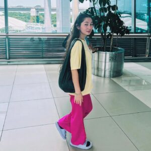 Devina Aureel Instagram - ada yg sibuk pake lotion tapi bukan aku