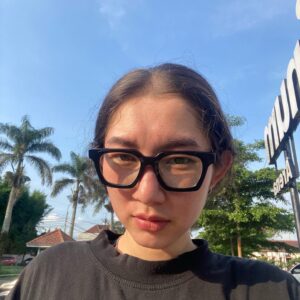Devina Aureel Instagram - Berikut list tempat makan yang perlu kamu coba jika ke Malang:
- CILOK!!! Dimana pun pasti enak tapi yang depan SMAN 9 best best best
- Pecel Pincuk Berkah depan SMAN 9 masih juara satu plis pertahankan luv u forever
- Sate telor sebrang matos WAH INI SIH CRAZY 
- Ayam Tenes ga boleh kelewat!!!
- Ayam Goreng Pemuda juga gas pol ngeng rem blong
- Masakan mamiku sayangku cintaku
- Nasi Krengsengan di Lawang duh sori ga ada yg ngalahin
- Depot 88 chinese food bezt bezt bezt
- Bakso GUN!!!!!!!!!!!! hampir 10 tahun lebih ga makan ini dan masih jadi top 5 bakso favorit!!
- Bakso Senggol di Lawang tapi cari sendiri ya soalnya lupa lokasi tepatnya dimana tolong effortnya
- NASI AYONG di KLX express adalah tujuan pasti tiap ke malang selain pecel gila masih terngiang rasanya
ga punya rekomendasi kopi di Malang karena sekarang banyak pol pol tempat kopi dan belom cobain satu satu
sekian dan terima donasi 🙏🏻 bayarin tiketku pulang Malang yuk. Link ga ada di bio 🙏🏻