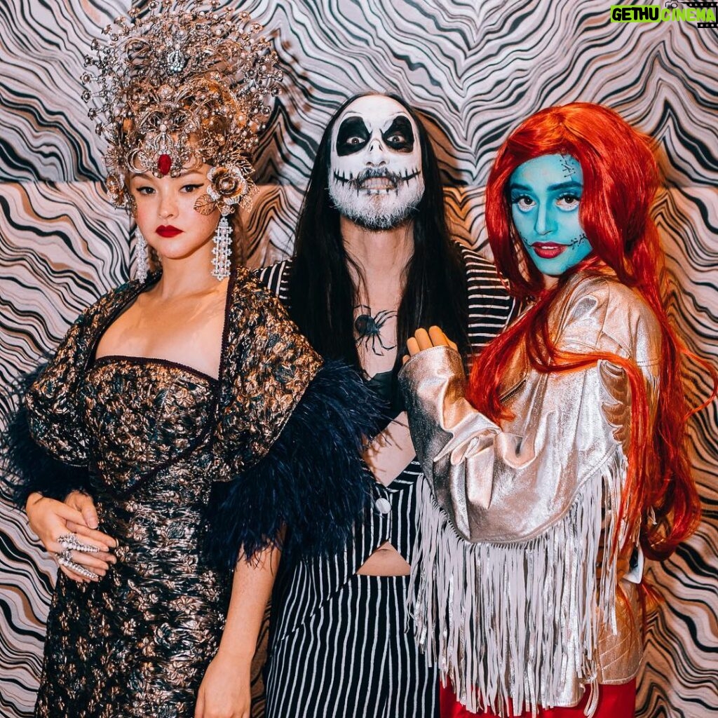 Devon Aoki Instagram - Weekend squad! Halloween in Vegas not a bad idea @gelilapuck and @chefwolfgangpuck @steveaoki thank you x love you guys so much. Thanks #stylingbyb @bcompleted for turning me into a queen and @rinaldyyunardiofficial what a masterpiece and amazing dress @davidhsf plus hair by @lv_hair_by_stephanie and @nikki.paint for turning Steve into the next level Jack. 😘 video music by my all time fav pianist genius Julien Marchal Insight on iTunes photo @danilolewis