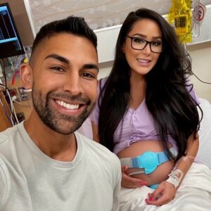 Dhar Mann Instagram - What bigger blessing could I ask for on Father’s Day than to be a Girl Dad x 2 🥺💕 Myla Sky is coming early so she can spend this special day with us! Please pray for healthy baby and healthy mama 🙏🏽❤️ I can’t believe with God’s grace we’re soon going to be a family of 4!!! 👨‍👩‍👧‍👧