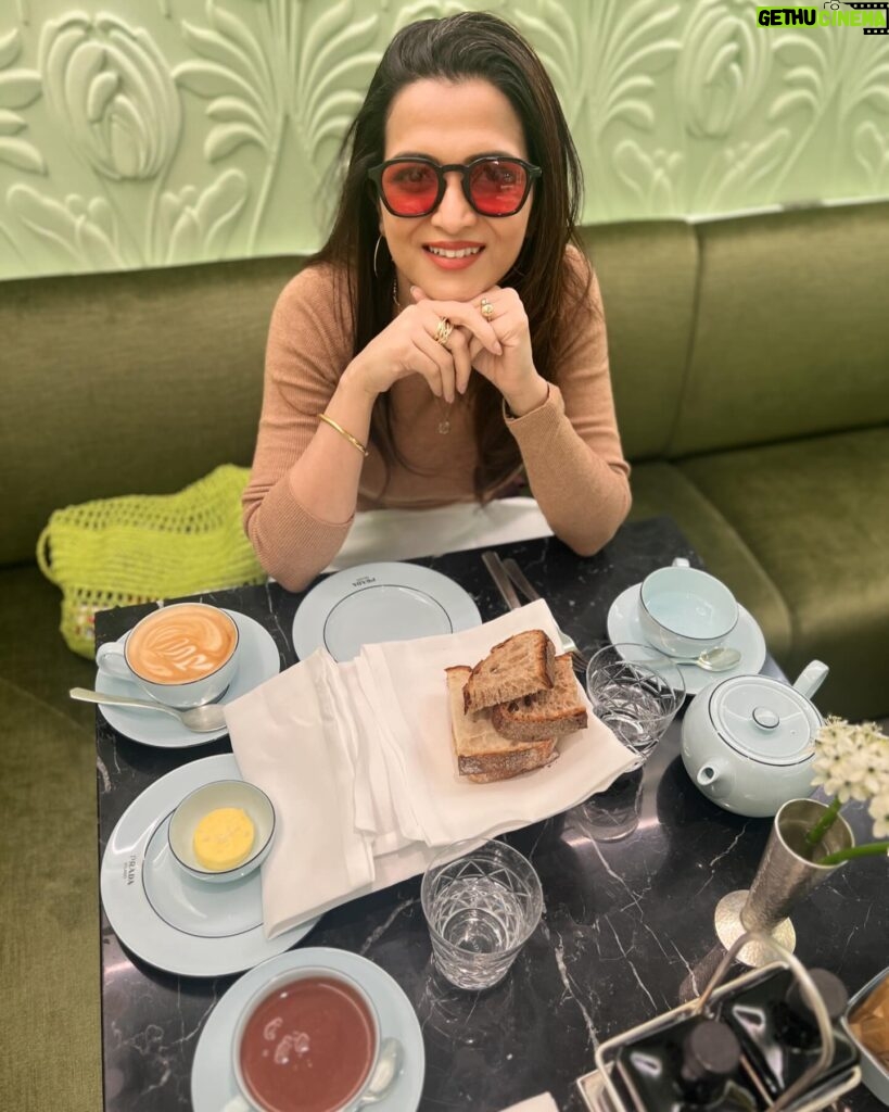 Dhivyadharshini Instagram - London and its food with my fav people #Throwback from February 2024❤️ #london @london.travelers @london @timeoutlondon