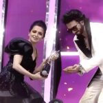 Dhivyadharshini Instagram - Throwback to this crazy night on stage with the effervescent @ranveersingh ji and Rockstar of India @anirudhofficial Im grateful that they are so kind to me always…❤️🧿 #awardnights #galattaawards #ddneelakandan #ranveersingh #anirudh #chennai #tamil