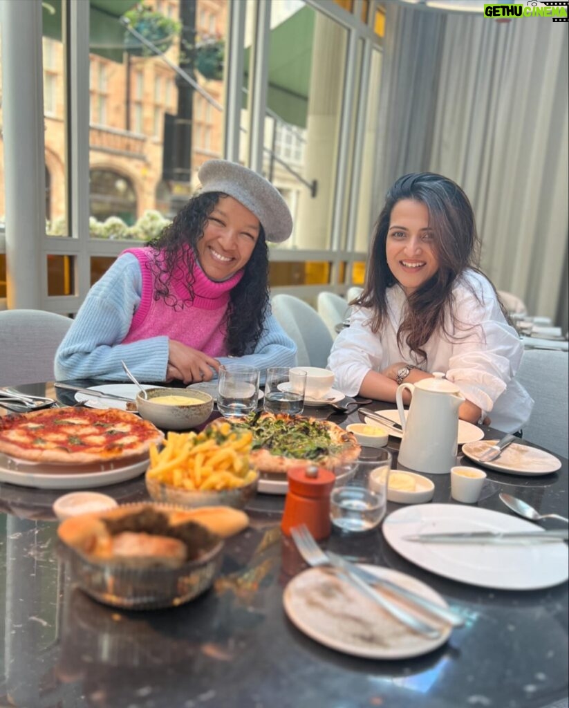 Dhivyadharshini Instagram - London and its food with my fav people #Throwback from February 2024❤️ #london @london.travelers @london @timeoutlondon