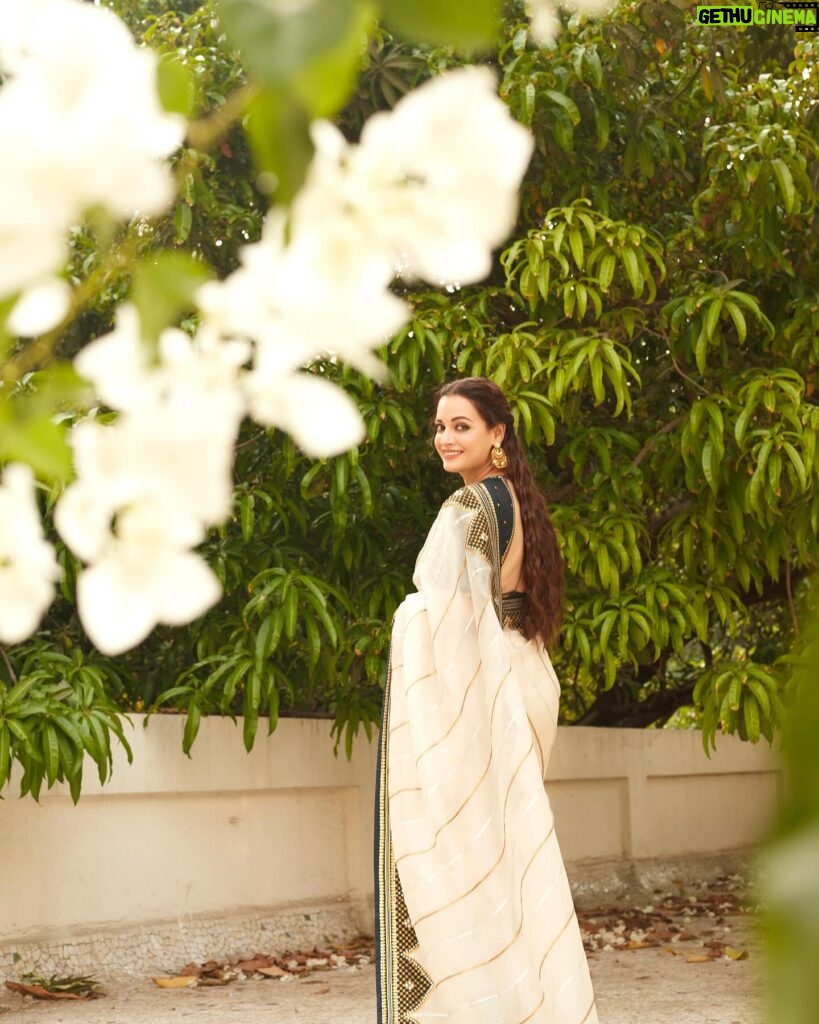 Dia Mirza Instagram - Inside / Outside 🐯🥭✨ Saree Courtesy - @priyalprakashhouseofdesign Jewellery Courtesy - @mayasanghavijewels Styled by @theiatekchandaney Hair by @vithikajaiswal Make Up by me Photos @shivamguptaphotography Managed by @exceedentertainment @shruti8711 #HandMadeInIndia #VocalForLocal #MadeInIndia