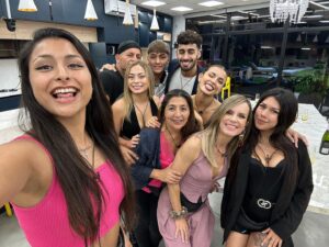 Diana Bolocco Instagram - Como saben, el jueves pasado entré a la casa de Gran Hermano!!!! Fue maravilloso estar con los 8 jugadores finalistas. Emocionante conocerlos en persona y compartir con ellos. Nos reímos, tuvimos conversaciones profundas, bailamos, regaloneamos y brindamos. Fue una noche mágica. Ah! Y puedo jactarme que esta es la única selfie que hay y habrá dentro de la casa más famosa del mundo! Denle amor a la foto! ❤️❤️❤️❤️❤️❤️❤️ @granhermanocl #granhermano #granhermanochv