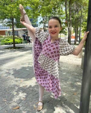 Diana Bolocco Instagram - Mi niña bailarina tuvo su presentación!!! Se esforzó tanto y quedó tan feliz con el resultado! Y nosotros…. Ultra orgullosos!!! Después de la segunda foto vienen algunos de sus momentos en el escenario 🩰 🩰🩰🩰🩰 @crissancheztv