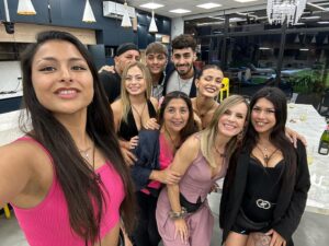 Diana Bolocco Instagram - Como saben, el jueves pasado entré a la casa de Gran Hermano!!!! Fue maravilloso estar con los 8 jugadores finalistas. Emocionante conocerlos en persona y compartir con ellos. Nos reímos, tuvimos conversaciones profundas, bailamos, regaloneamos y brindamos. Fue una noche mágica. Ah! Y puedo jactarme que esta es la única selfie que hay y habrá dentro de la casa más famosa del mundo! Denle amor a la foto! ❤️❤️❤️❤️❤️❤️❤️ @granhermanocl #granhermano #granhermanochv