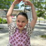 Diana Bolocco Instagram - Mi niña bailarina tuvo su presentación!!! Se esforzó tanto y quedó tan feliz con el resultado! Y nosotros…. Ultra orgullosos!!! Después de la segunda foto vienen algunos de sus momentos en el escenario 🩰 🩰🩰🩰🩰 @crissancheztv