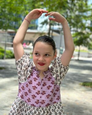 Diana Bolocco Instagram - Mi niña bailarina tuvo su presentación!!! Se esforzó tanto y quedó tan feliz con el resultado! Y nosotros…. Ultra orgullosos!!! Después de la segunda foto vienen algunos de sus momentos en el escenario 🩰 🩰🩰🩰🩰 @crissancheztv