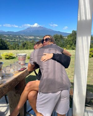 Diana Bolocco Instagram - La verdad es que esta secuencia de fotos merece quedar fija en mi feed. Puro amor en Puerto a Octay con mi Dieguito. ❤️❤️❤️❤️

Acierto fotógrafico de @sergioariasmarchant
