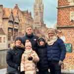 Diana Bolocco Instagram - Bélgica. Qué lindo es! A pesar de que fue donde más frío nos tocó, disfrutamos mucho. Es el país de los chocolates y de las papas fritas y créanme que mi cuerpo lo supo…..😂😂😂😂😂 En fin, lo comido y lo bailado….. En las fotos: Brujas (seguramente viví ahí en otra vida 😂😂😂), Gante y Bruselas. 🇧🇪 #shotoniphone