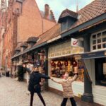 Diana Bolocco Instagram - Bélgica. Qué lindo es! A pesar de que fue donde más frío nos tocó, disfrutamos mucho. Es el país de los chocolates y de las papas fritas y créanme que mi cuerpo lo supo…..😂😂😂😂😂 En fin, lo comido y lo bailado….. En las fotos: Brujas (seguramente viví ahí en otra vida 😂😂😂), Gante y Bruselas. 🇧🇪 #shotoniphone