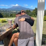 Diana Bolocco Instagram - La verdad es que esta secuencia de fotos merece quedar fija en mi feed. Puro amor en Puerto a Octay con mi Dieguito. ❤️❤️❤️❤️ Acierto fotógrafico de @sergioariasmarchant