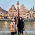 Diana Bolocco Instagram - Bélgica. Qué lindo es! A pesar de que fue donde más frío nos tocó, disfrutamos mucho. Es el país de los chocolates y de las papas fritas y créanme que mi cuerpo lo supo…..😂😂😂😂😂 En fin, lo comido y lo bailado….. En las fotos: Brujas (seguramente viví ahí en otra vida 😂😂😂), Gante y Bruselas. 🇧🇪 #shotoniphone