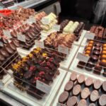 Diana Bolocco Instagram - Bélgica. Qué lindo es! A pesar de que fue donde más frío nos tocó, disfrutamos mucho. Es el país de los chocolates y de las papas fritas y créanme que mi cuerpo lo supo…..😂😂😂😂😂 En fin, lo comido y lo bailado….. En las fotos: Brujas (seguramente viví ahí en otra vida 😂😂😂), Gante y Bruselas. 🇧🇪 #shotoniphone